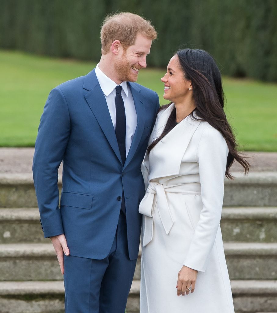 Harry y Meghan posando ante la prensa en el Palacio de Kensington el 27 de noviembre del 2017 anunciando su boda para la primavera de 2018