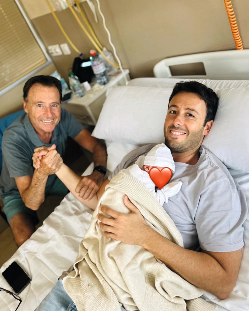 MATÍAS PRATS JR. Y CLAUDIA COLLADO LOCOS DE AMOR CON SU PEQUEÑO MATÍAS, EL CUARTO DE LA FAMOSA SAGA DE PERIODISTAS