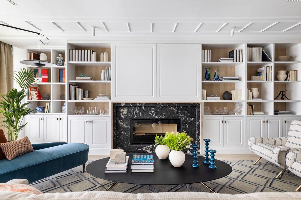 Salón con mueble a medida que esconde la televisión