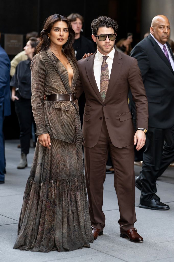  Priyanka Chopra Jonas y Nick Jonas causan sensación tras llegar al desfile de Ralph Lauren.