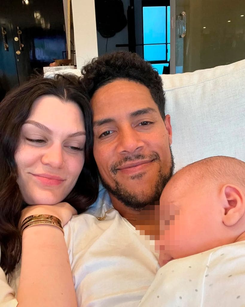 Jessie J con su pareja y su hijo
