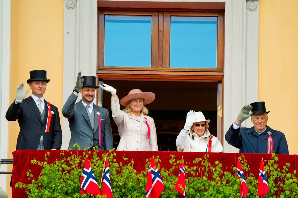 La familia real noruega saludando desde el balcón del Palacio Real de Oslo