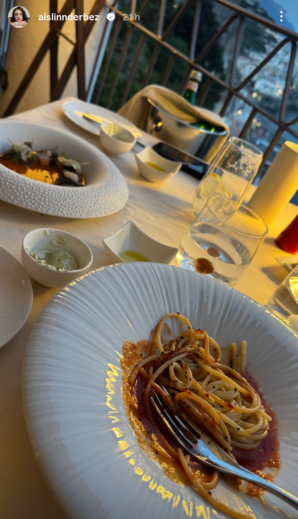 Aislinn Derbez compartió esta foro durante una cena con comida italiana.
