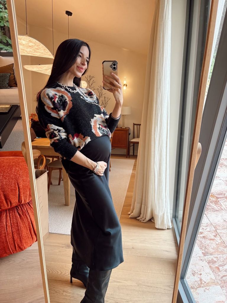 Los looks premamá de Laura Corsini con falda midi que puedes llevar con botas en otoño estés o no embarazada