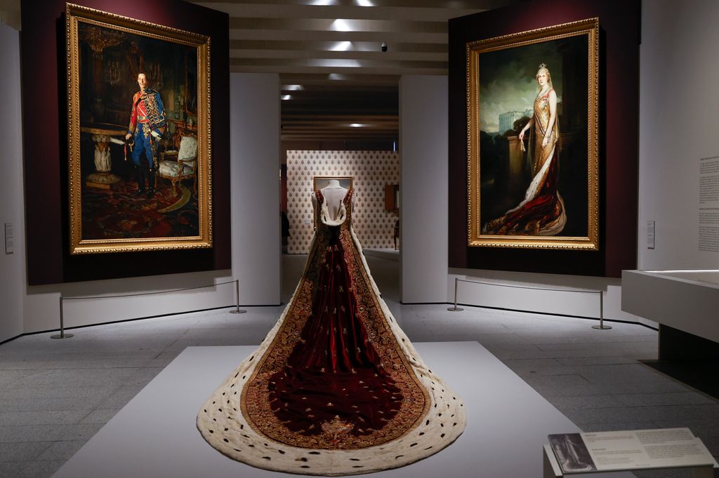 Espectauclar manto de la reina Victoria Eugenia con el que fue inmortalizada 