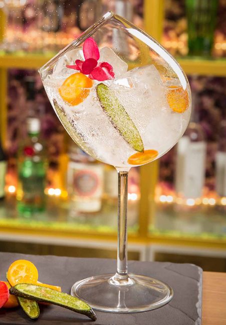 ‘Citric Caviar’

Ingredientes:

5 cl de Tanqueray Rangpur

20 cl de Tónica Schweppes

Naranja china o kinoto

Caviar cítrico

Flor Begonia

Para la variedad más exótica, Tanqueray Rangpur, enriquecida con la lima que le da su nombre, se decidió realizar un Gin tonic divertido y original, en un vaso transgresor y con un ingrediente principal: la naranja china. Este cítrico, dulce en la corteza y ácido por dentro da un toque muy especial a la mezcla, que se completa con la flor Begonia y el caviar cítrico, fruta formada por perlas de sabor que se van desprendiendo y explotan en boca.
