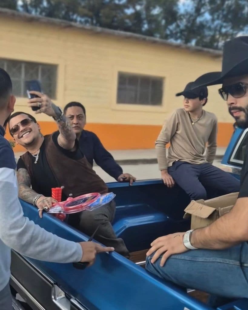 Christian Nodal no dejó de tomarse fotos con sus fans