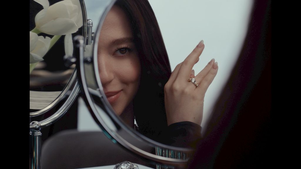 La actriz presenta una reinterpretación del anillo de compromiso de Tiffany & Co.