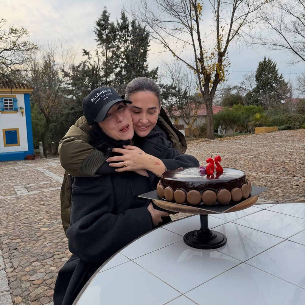 Madre e hija se abrazan