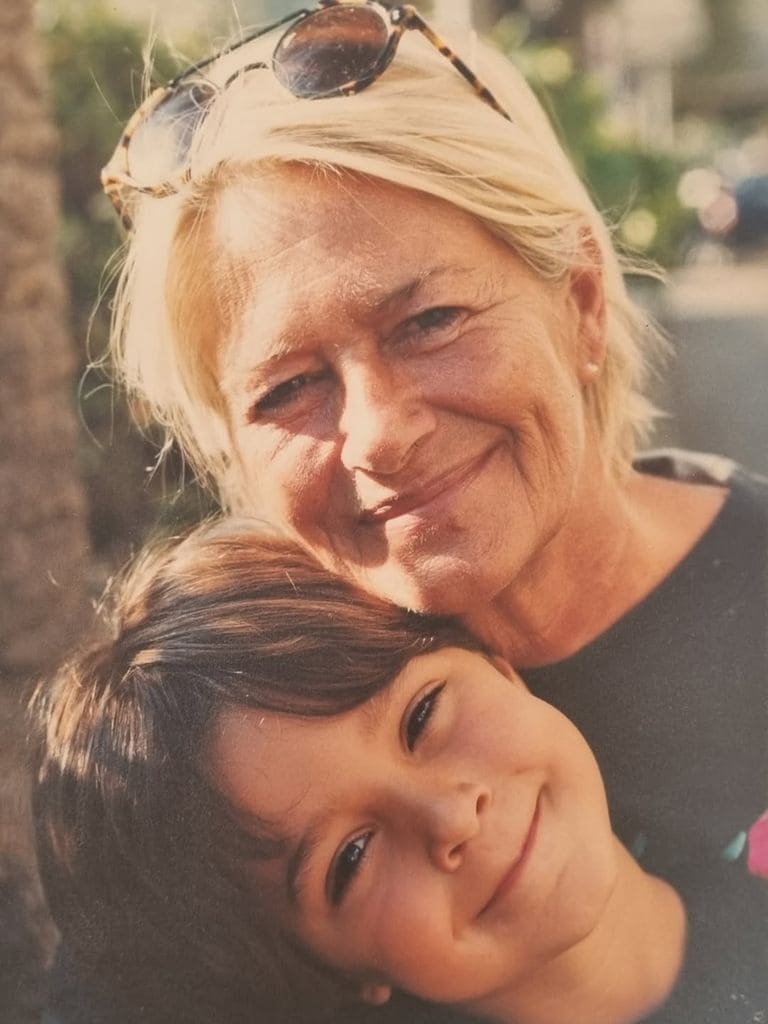 Carlo Costanzia junto a su abuela