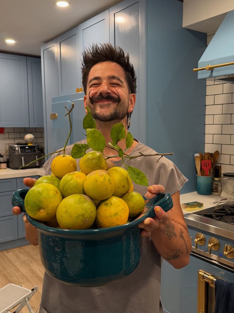 Camilo Echeverry presumió su cosecha de naranjas.