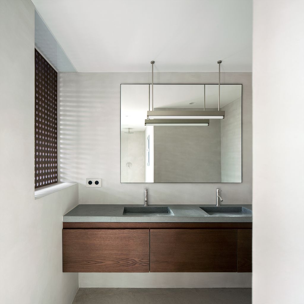 Área de cortesía de un luminoso baño de estética moderna