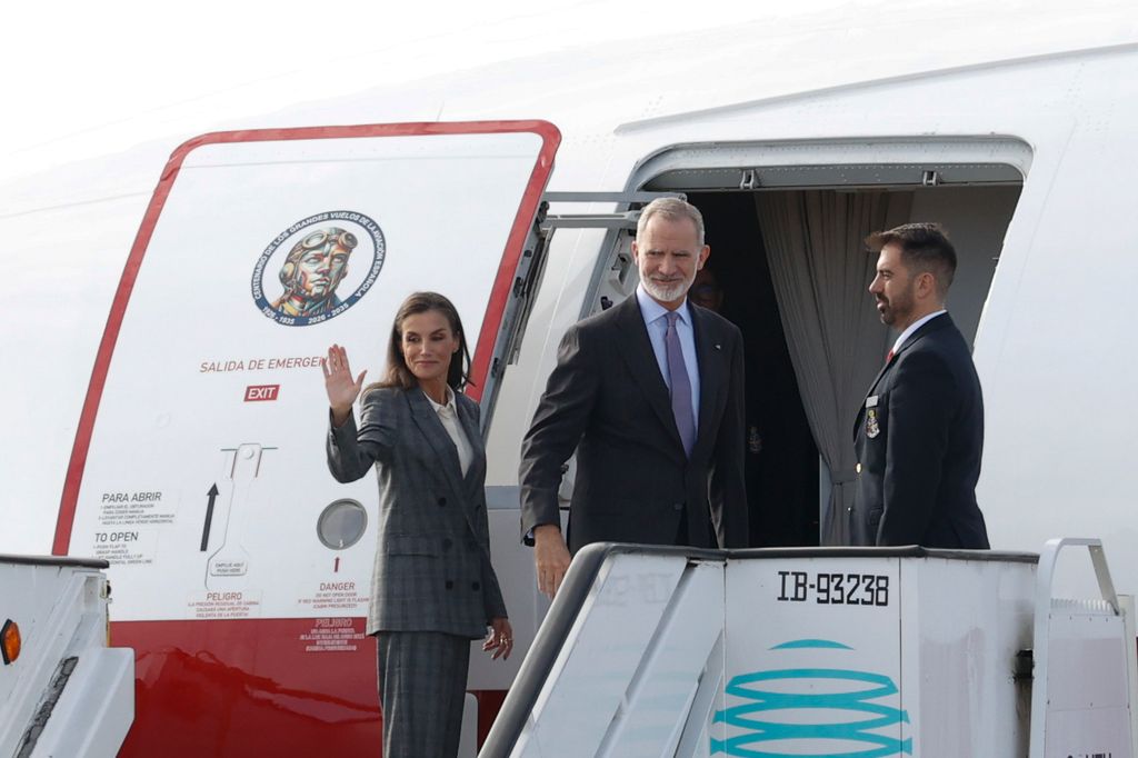 Don Felipe y doña Letizia entran en el avión que les llevará a FInalndia