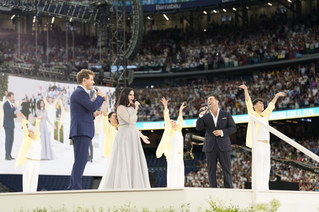 Daniel Diges junto a David Bustamante y Diana Navarro interpretando "Alza la mirada"