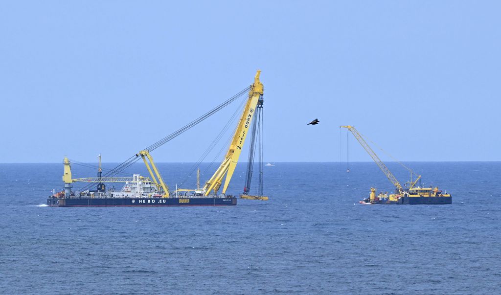 Primera fase del reflote del yate Bayesian, hundido frente a la costa de Sicilia. La operación, liderada por equipos británicos y holandeses, busca recuperar pruebas clave para esclarecer la tragedia