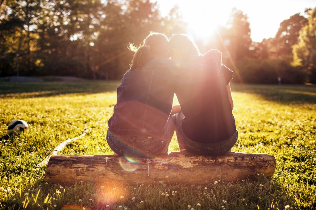 Adolescentes abrazados en el campo