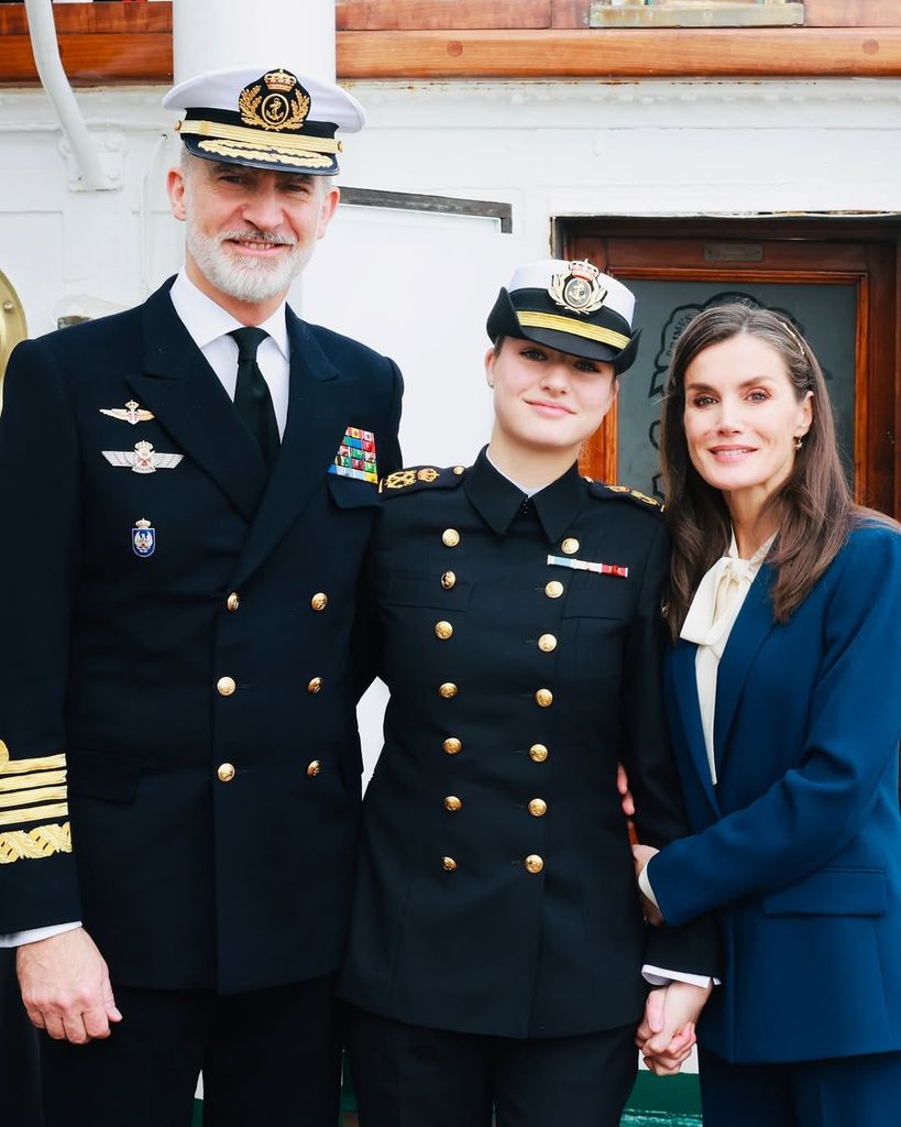 Los reyes y la princesa Leonor en la salida de Elcano