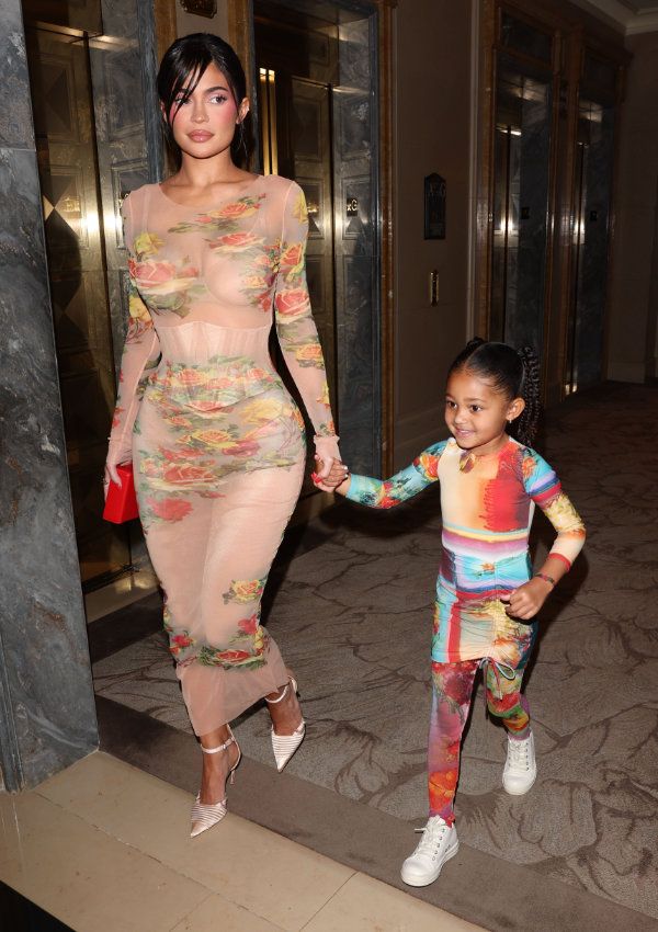 Kylie Jenner y Stormi Webster con looks florales coordinados en un evento de Jean Paul Gaultier