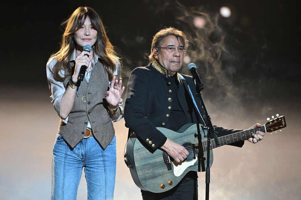 Carla Bruni, en una actuación con el cantante francés Laurent Voulzy