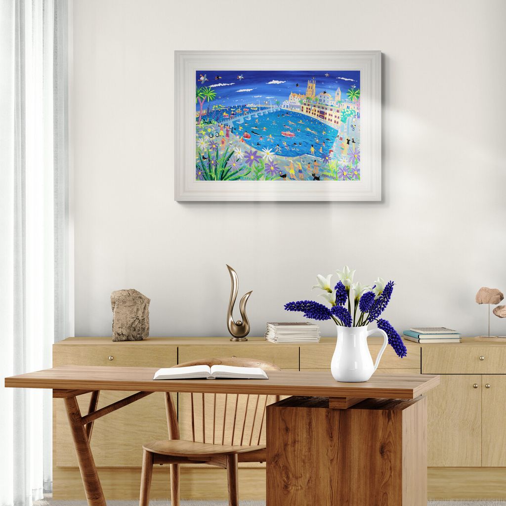 Pared del comedor decorada con obra de arte