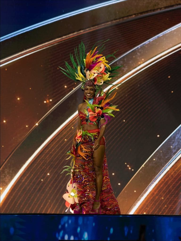 Miss Universe Jamaica lució un traje típico lleno de flores