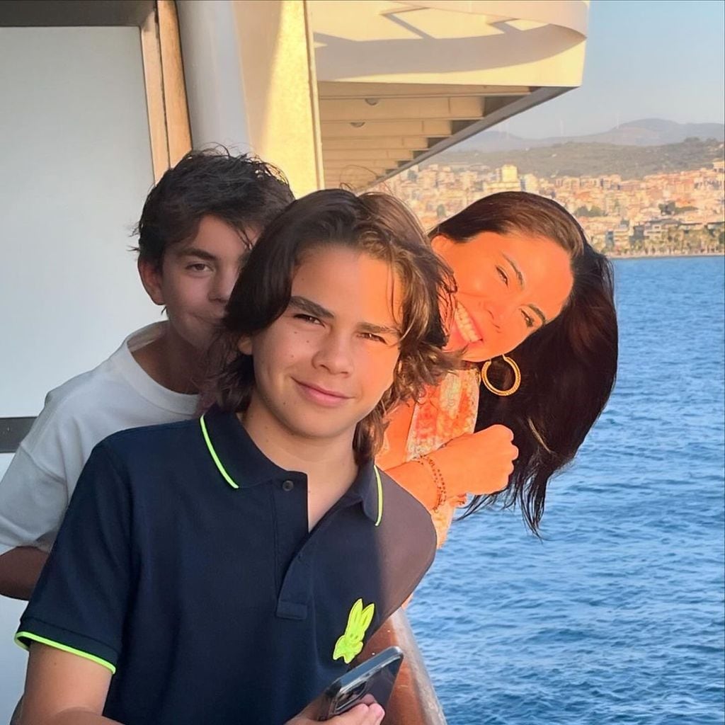 Paola Rojas y sus hijos
