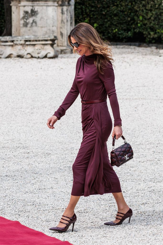 La reina Rania de Jordania, vestida de burdeos en Roma