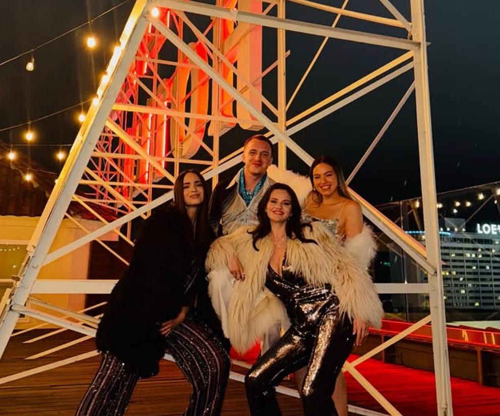 Selena Gómez con sus amigos en su celebración. 