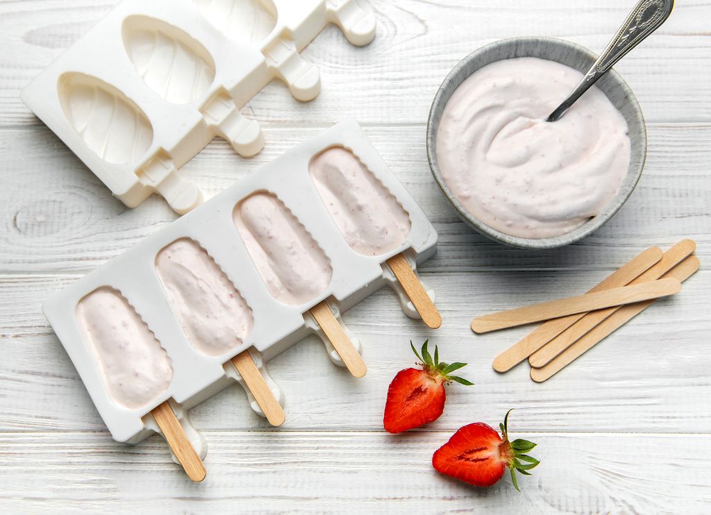 Los polos caseros pueden ser un dulce perfectamente saludable, caso de estos de fresa y yogur.