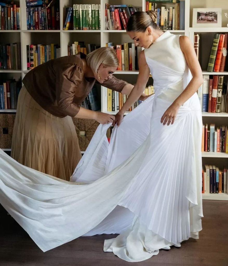 Vestido de novia plisado asimétrico