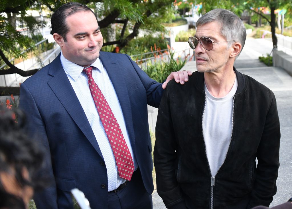 Olivier Martinez y su abogado lucen sonrientes a su salida de la Corte