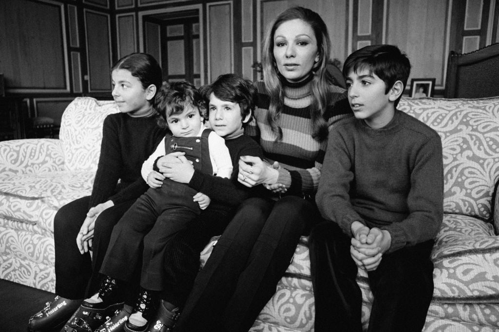 Farah Diba con sus hijos en Suiza