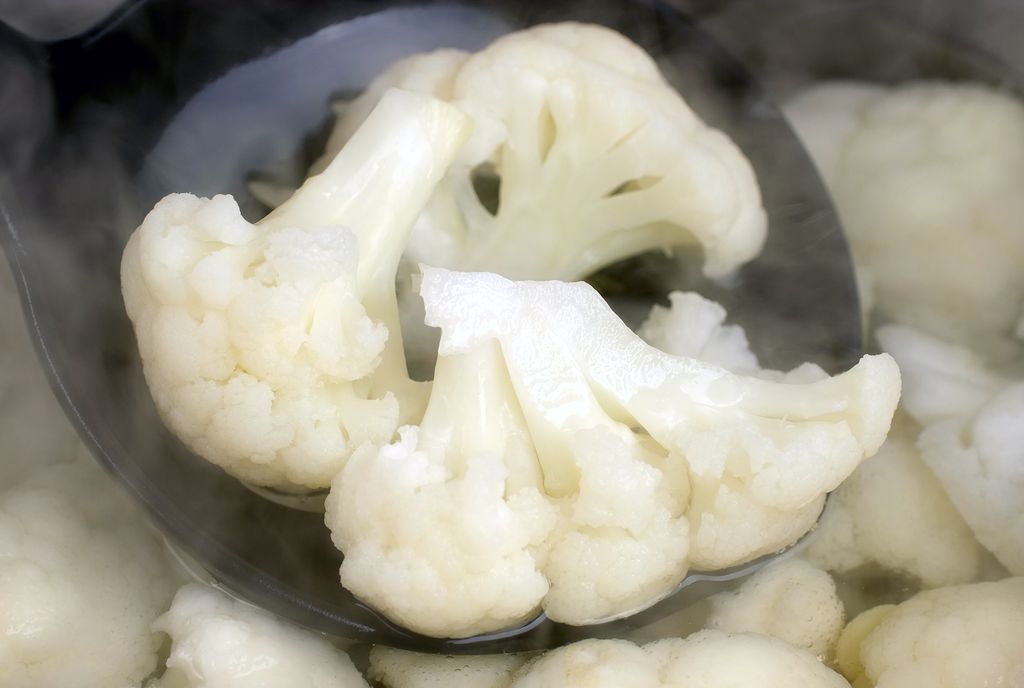 Puedes cocinar la coliflor al vapor o hervirla en agua.