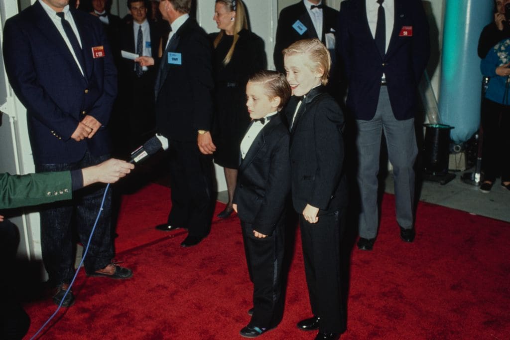 Plano medio de Kieran y Macaulay Culkin en unos premios de pequeños