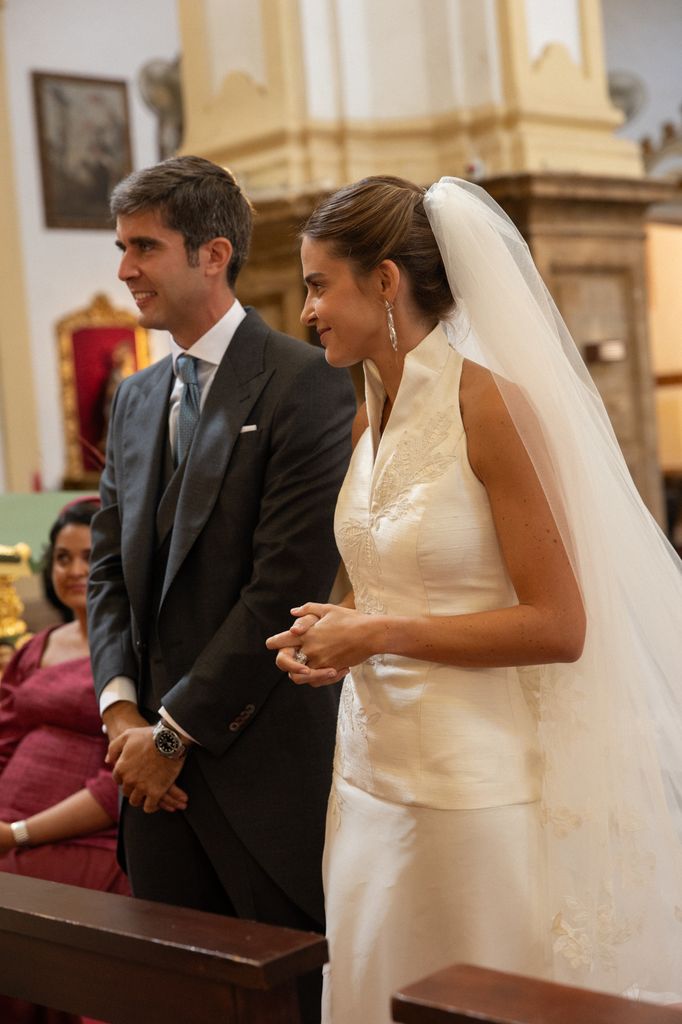 Los novios juntos en el altar