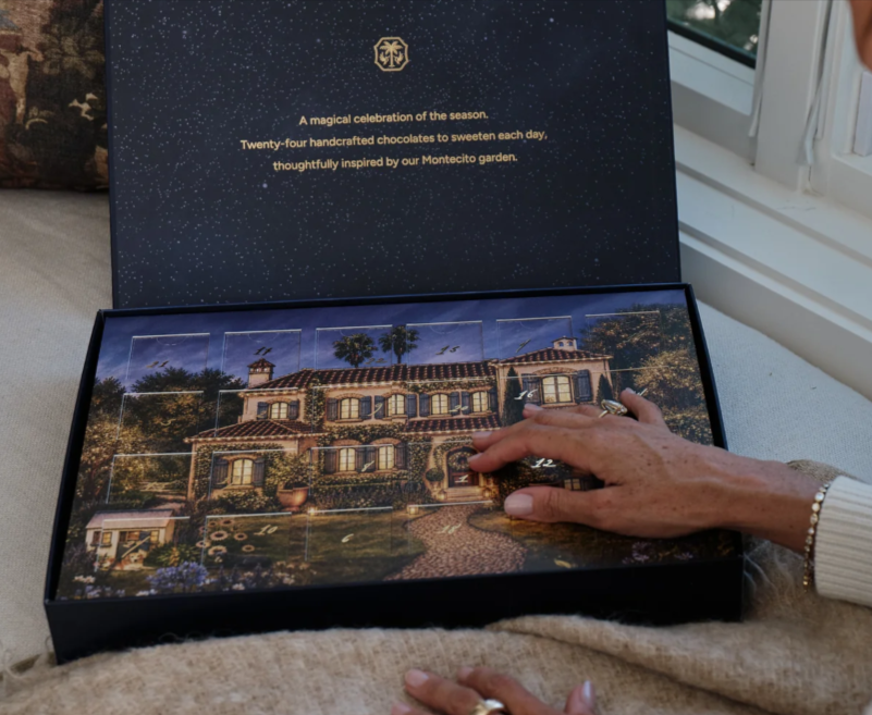 Meghan Markle promocionando el calendario de su firma, As Ever, con un diseño que reproduce la fachada de su casa en Montecito, California
