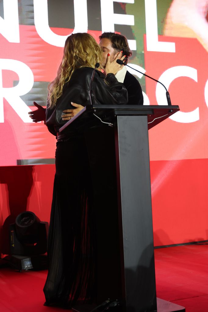 El beso de película de Manuel Carrasco y Almudena Navalón