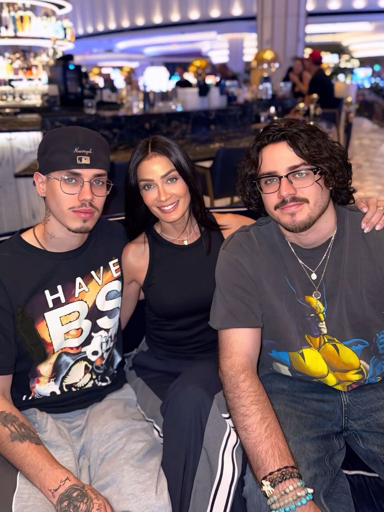 Dayanara Torres con sus hijos Ryan y Cristian Muñiz en Las Vegas.