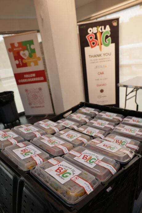 Harry y Meghan con sus hijos en el comedor social Our Big Kitchen de Los Ángeles