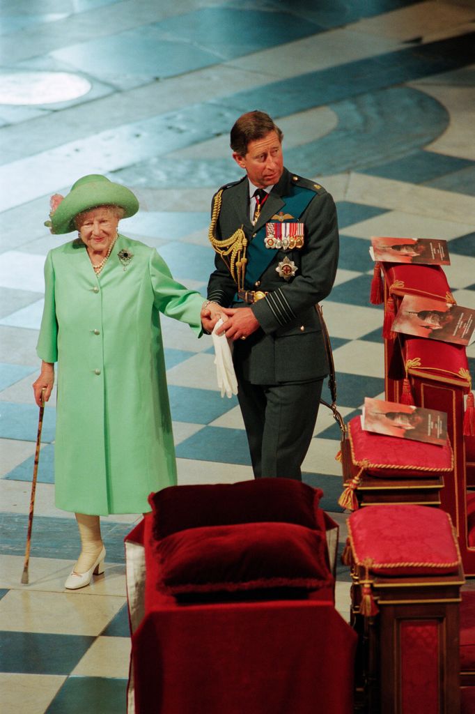 Carlos III con su abuela, la Reina Madre