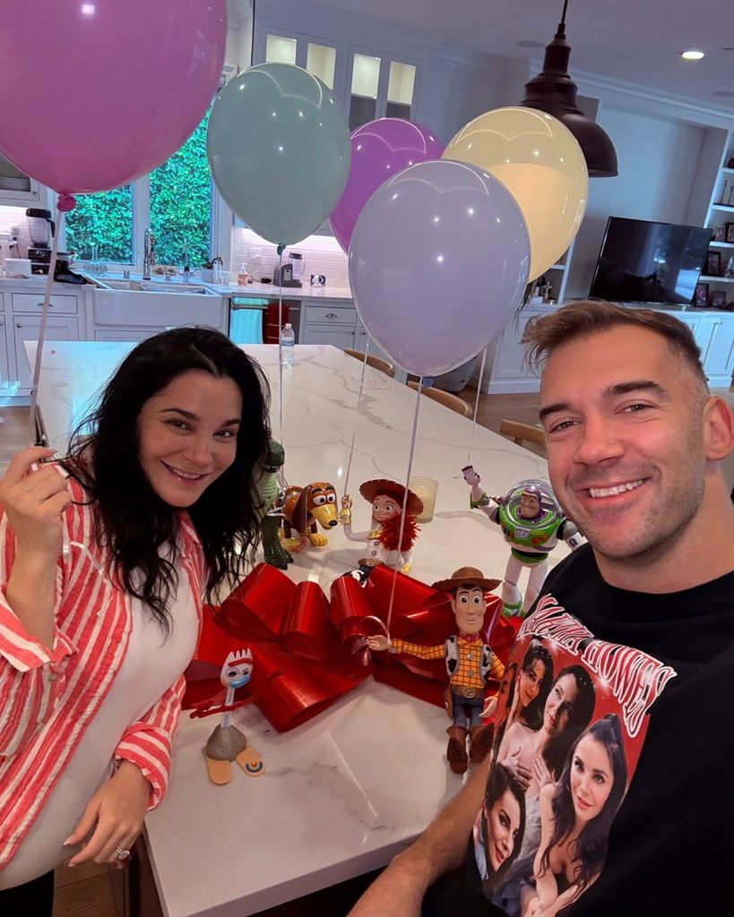 Martha Higareda y Lewis Howes.