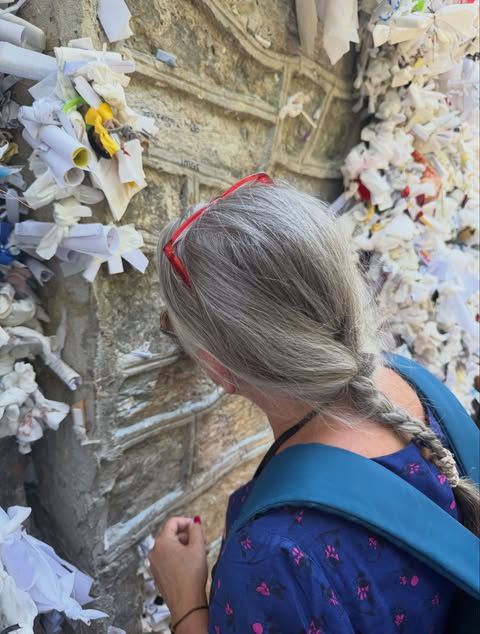 Lucía Pariente, madre de Alba Carrillo, en la Casa de la Virgen María