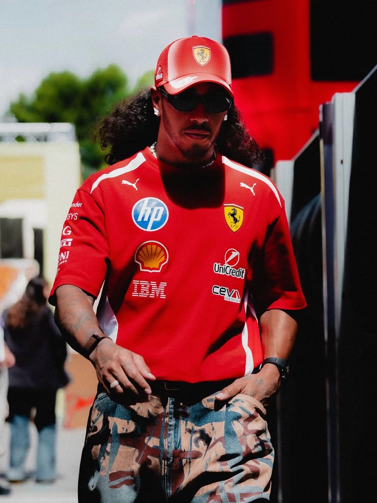 Muchos comparan a Lewis Hamilton con Cucurella, el futbolista de La Roja