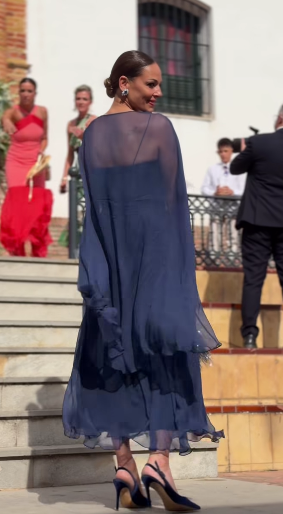 Eva González con vestido azul de invitada de Nicolás Montenegro en la boda de su prima en Sevilla, 2026.