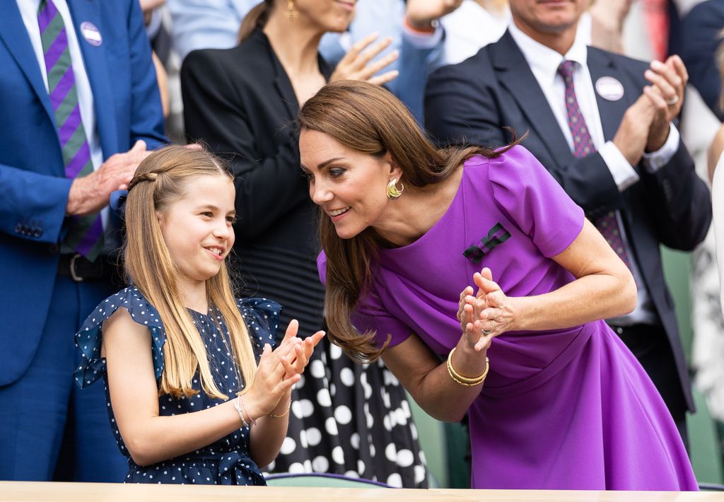 Plano medio de la princesa Charlotte y con Kate en el Wimbledon 2024