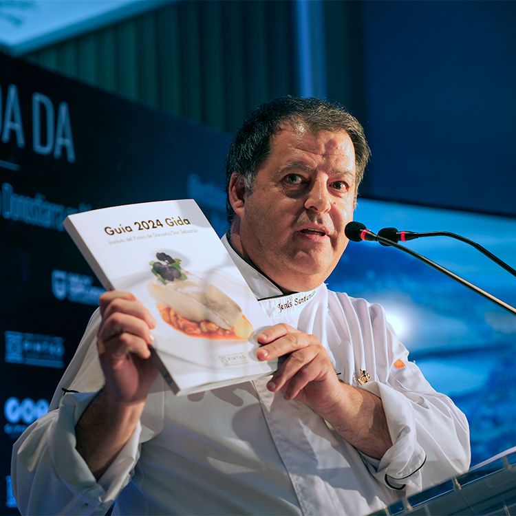 Jesús Santamaría con una guía en la mano