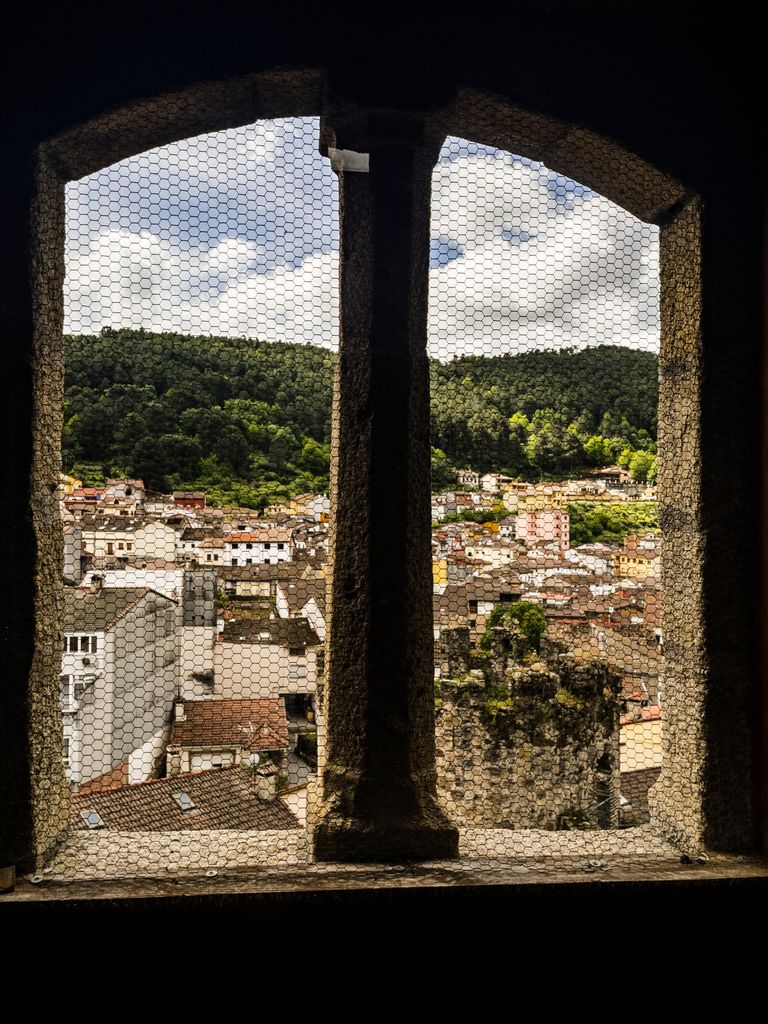 Vistas desde el interior del Castillo de Arenas de San Padreo hacia el exterior