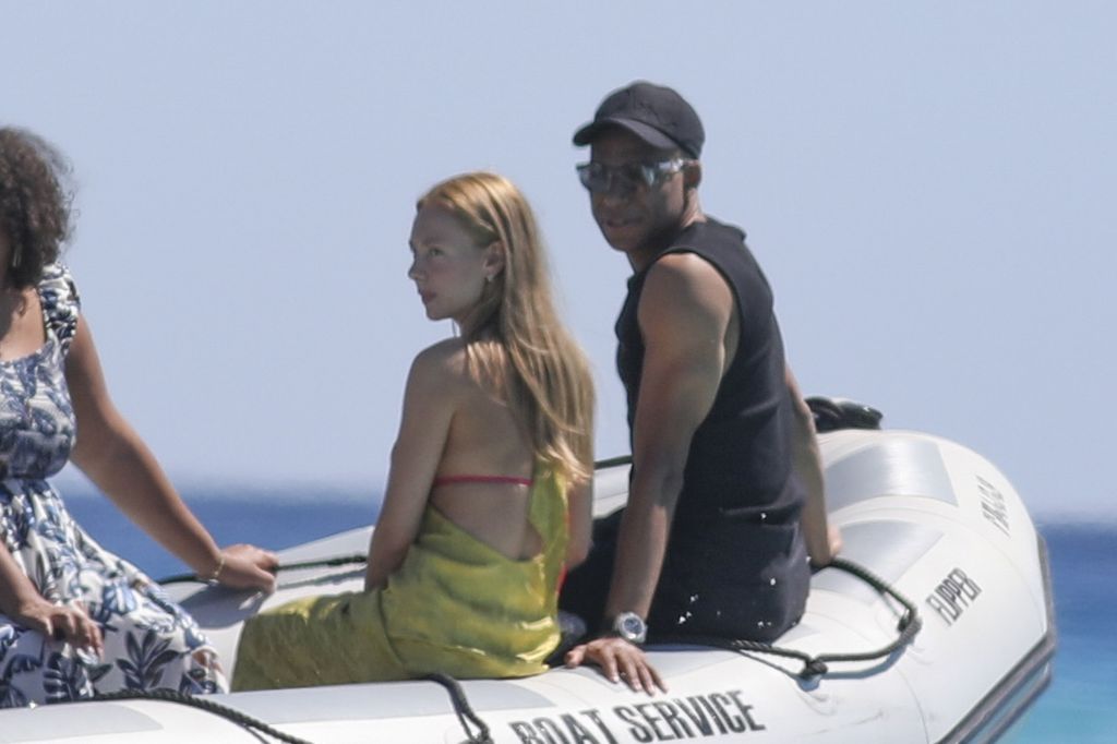 Ester Expósito y Kylian Mbappé regresaron a la costa en un pequeño bote.