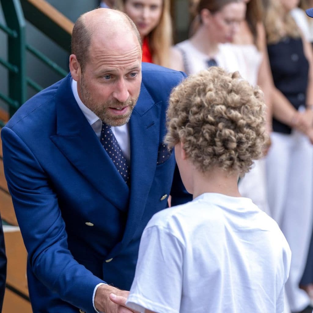 El príncipe Guillermo saluda a Ambrose en Wimbledon