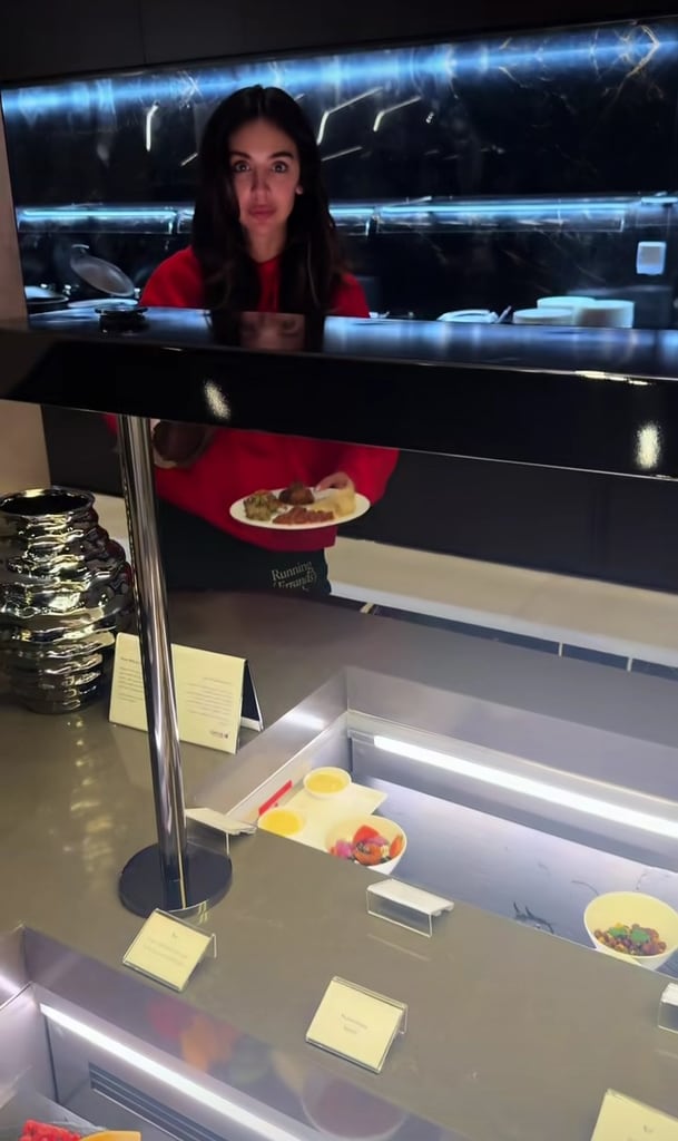 Miss Universe Cuba y Miss Universe Ecuador probaron la comida local mientras esperaban su segundo vuelo